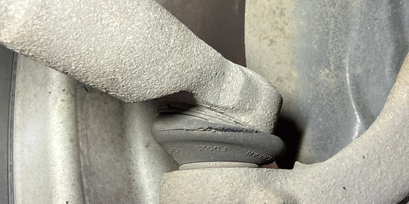 track-rod-end-dust-cover-split-ring Track rod end ball joint with a ring of cracking around its rubber dust cover