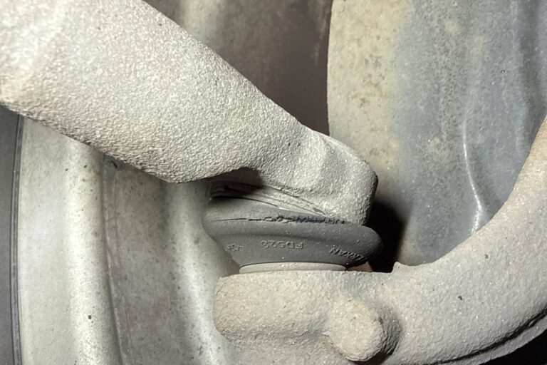 track-rod-end-dust-cover-split-ring Track rod end ball joint with a ring of cracking around its rubber dust cover